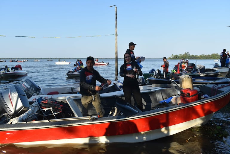 Participantes esperaban la hora de larga en el Club de Pesca Yacyretá de Ayolas.