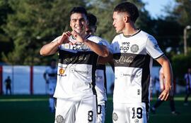 Diego Rojas celebra su anotación con Néstor Díaz y Matías Silvero. (Foto: @APFPrimeraB)