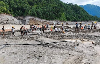 Nepal continúa la búsqueda de alrededor de 900 trabajadores de centrales hidroeléctricas cuyo paradero se desconoce tras más de una semana de la mortal riada que arrasó el centro y norte del país, dejando hasta el momento más de 1.200 muertos y 4.200 desaparecidos.