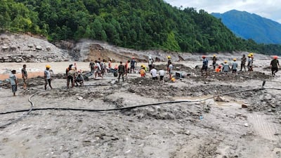 Nepal continúa la búsqueda de alrededor de 900 trabajadores de centrales hidroeléctricas cuyo paradero se desconoce tras más de una semana de la mortal riada que arrasó el centro y norte del país, dejando hasta el momento más de 1.200 muertos y 4.200 desaparecidos.