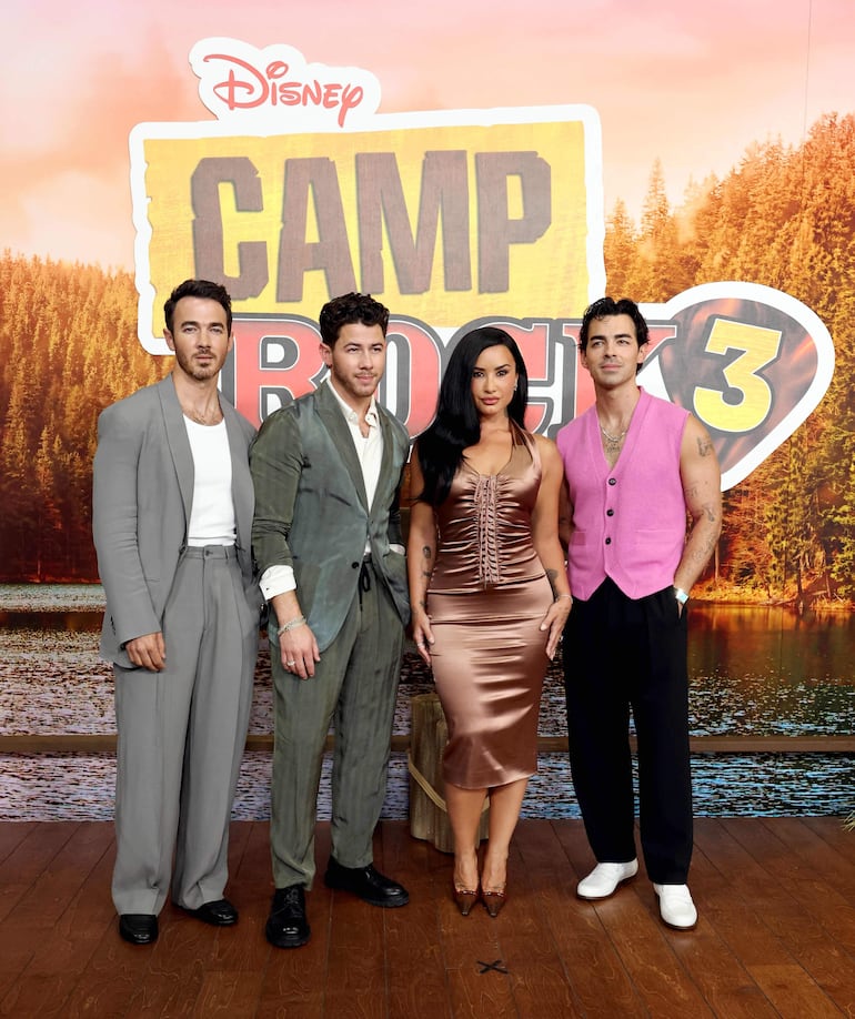 Kevin Jonas, Nick Jonas, Demi Lovato y Joe Jonas en la premier de "Camp Rock 3" en Walt Disney Studios. (Monica Schipper/Getty Images/AFP)