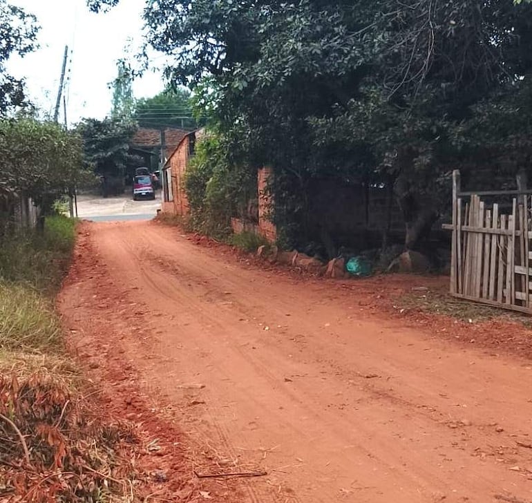 El camino que divide a vecinos denunciados por la explosión de petardos en la compañía Potrero, de Carapeguá.