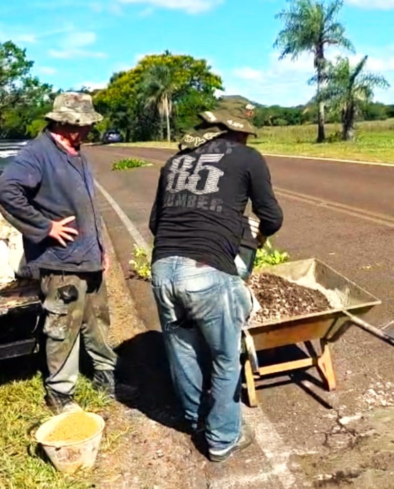 Utilizando una carretilla, se preparó la mezcla de pedregullo, arena, cemento y agua.
