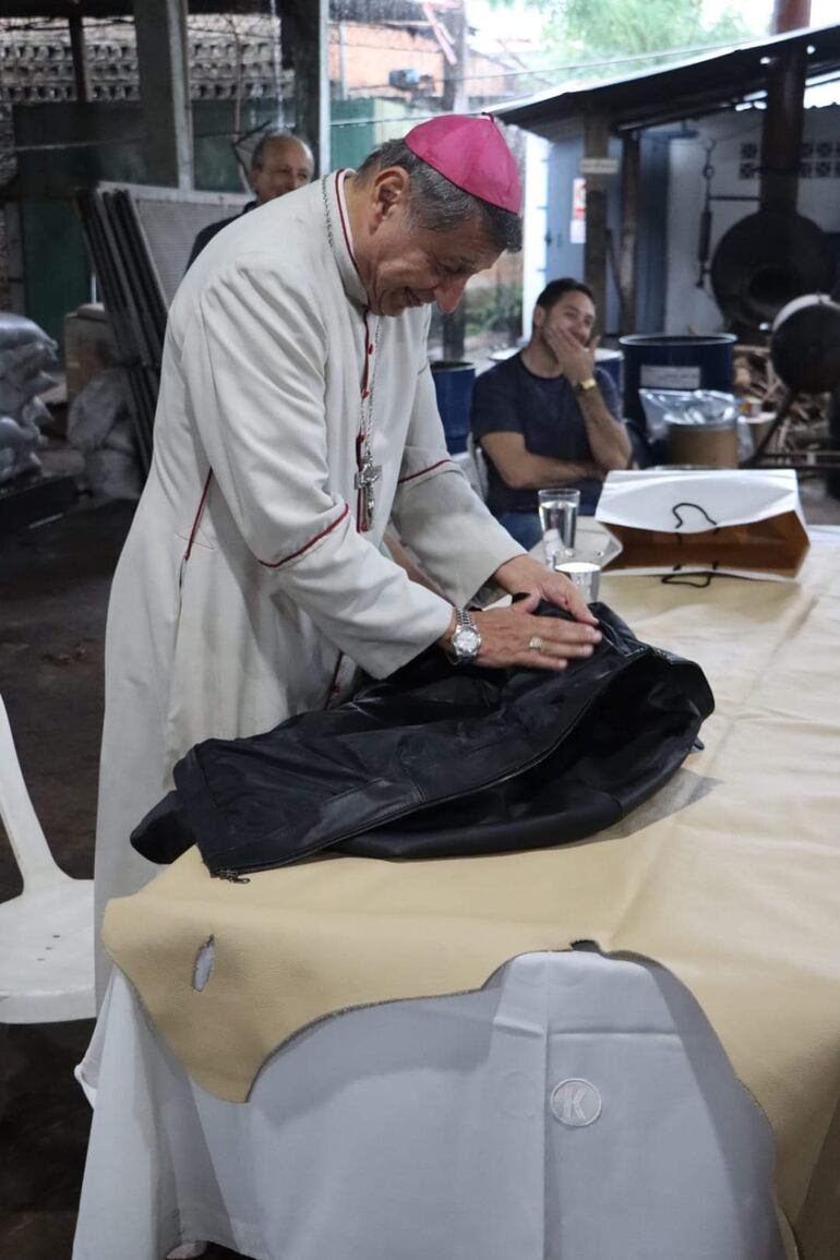 Mons. Valenzuela inició su visita pastoral en Eusebio Ayala dónde admiró el trabajo de los curtiembreros