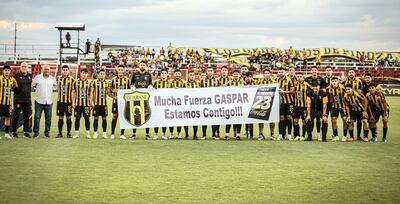 El mensaje de aliento de los componentes del plantel de Guaraní al lesionado arquero Gaspar Servio.