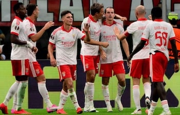 El delantero polaco del Benfica, Jakub Kaminski, lo celebra con sus compañeros tras marcar el segundo gol de su equipo durante el partido de fútbol de la primera ronda (jornada 1) de la Liga Europa de la UEFA entre el AC Milan y el Benfica en el estadio de San Siro.