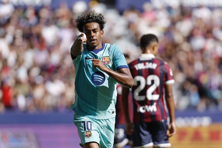 Lamine Yamal leads Barcelona to 4-2 victory over Levante