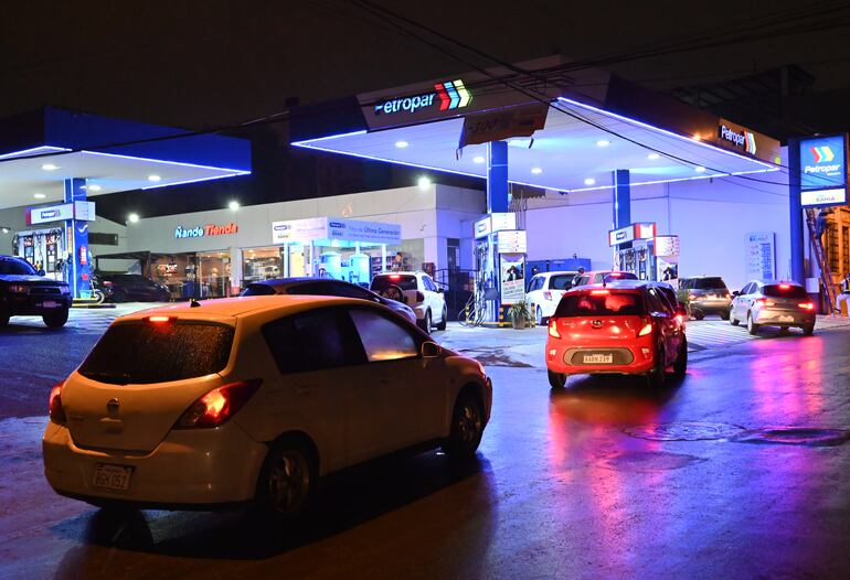  En horas de la noche, varias personas seguían comprando combustible en Petropar. 