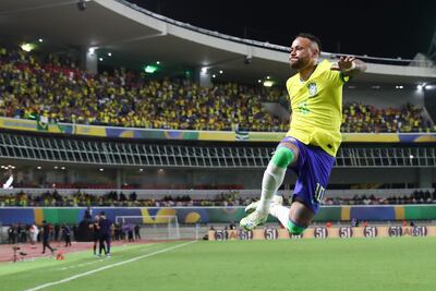 Neymar de Brasil celebra un gol hoy, en un partido de las Eliminatorias Sudamericanas para la Copa Mundial de Fútbol 2026 entre Brasil y Bolivia en el estadio estatal Jornalista Edgar Augusto Proença en Belém (Brasil).