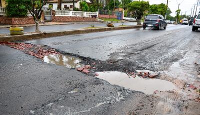 La Essap deja este enorme bache sobre la avenida principal San Antonio de la ciudad del mismo nombre y representa una verdadera trampa mortal.