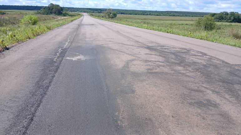 En varios tramos se registran baches y deterioros pese a que la obra aún no fue entregada oficialmente.
