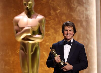 El actor estadounidense Tom Cruise posa con el Oscar honorario que recibió anoche, en el marco de una gala celebrada por la Academia de Cine de Hollywood.