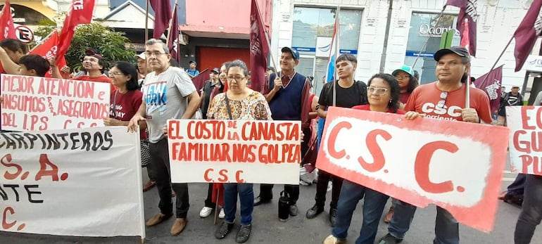 Día del Trabajador. Sindicatos protestan contra precios de la canasta básica, frente al Panteón de los Héroes.