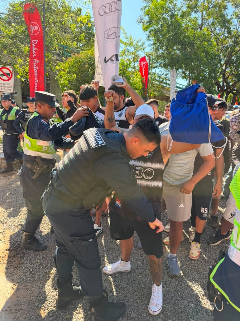 La Policía desplegó varios anillos de seguridad para el ingreso de hinchas.