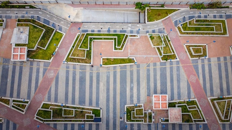 Espacios para caminar que el MOPC destacó como nuevos hitos en Asunción pero fue criticado por la inseguridad en la zona y la falta de árboles para combatir al calor.