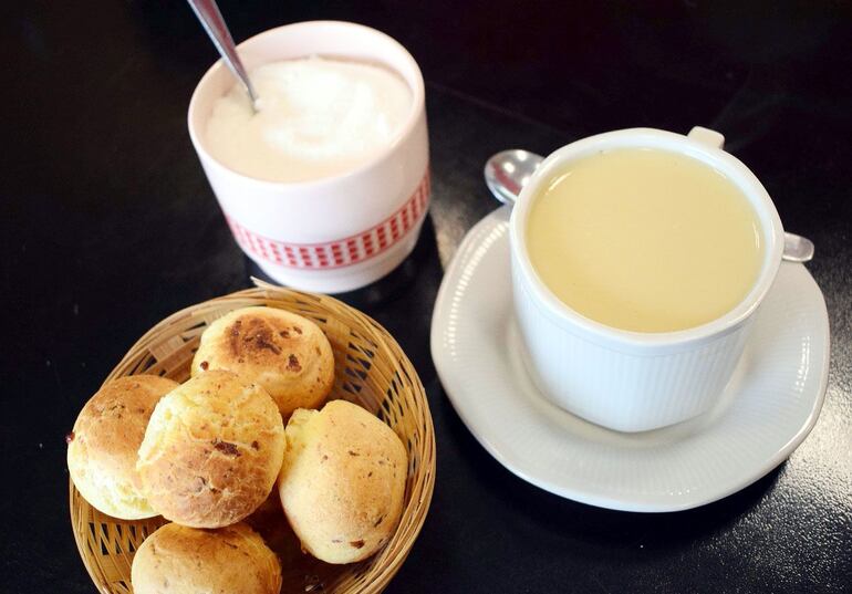La chipa dura, amanecida, se puede mojar en el "teté" para ablandar. 