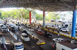 Quienes ingresan por vía terrestre tienen un límite de 300 dólares en mercaderías para uso personal.