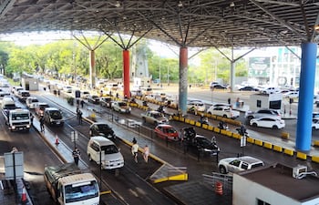 Quienes ingresan por vía terrestre tienen un límite de 300 dólares en mercaderías para uso personal.