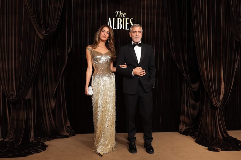Así de elegantes llegaron Amal Clooney y George Clooney a los Premios The Albies. (EFE/EPA/ANDY RAIN)
