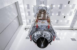 Fotografía cedida por la NASA que muestra el Telescopio Espacial Nancy Grace Roman en la Instalación de Servicio de Cargas Útiles Peligrosas del Centro Espacial Kennedy de la NASA, el 26 de julio de 2026, en Florida (Estados Unidos).