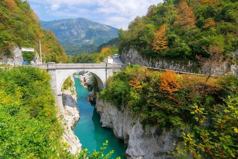 Vista del río Soca (Isonzo) y del puente de Napoleón cerca de Kobarid (Caporetto) Eslovenia.
