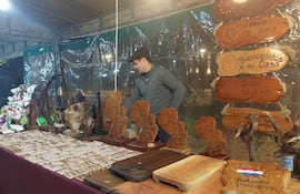 Los artesanos, que en su mayoría pernoctan en los stands para resguardar sus mercaderías, manifestaron su preocupación ante la falta de resguardo policial constante durante la madrugada.