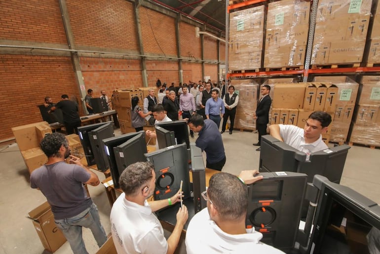 TSJE ya tiene 16.000 máquinas  y ministros visitan el depósito