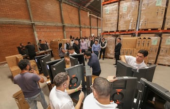 Deposito del TSJE con las máquinas de votación.