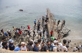 Jóvenes regresan de España en el paso fronterizo de Bab Sebta, cerca de Fnideq (Marruecos), el 31 de julio de 2026. Los disturbios estallaron cuando miles de personas se congregaron cerca de la frontera; algunos intentaron cruzar a Ceuta y se enfrentaron a las fuerzas de seguridad marroquíes.