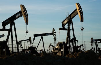 ARCHIVO - Unas bombas de extracción de petróleo funcionan mientras otras permanecen inactivas en el yacimiento petrolífero de Belridge, cerca de McKittrick, California