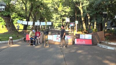 Estudiantes tomaron el rectorado y cuatro facultades de la UNA. Ayer, pese a la lluvia, la toma del campus universitario continuó.