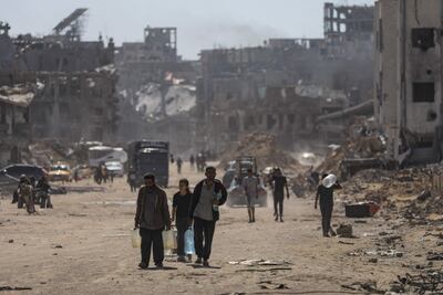 Palestinos desplazados regresan a Jan Yunis luego de evacuar de Rafah.