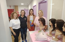 Entregaron pelucas de cabello natural a pacientes oncológicas del Hospital Día de Encarnación.
