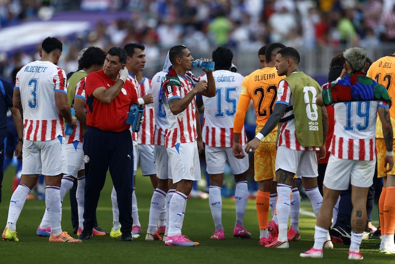 Los jugadores de Paraguay se reúnen para la primera pausa de hidratación durante el partido de los octavos de final de la Copa Mundial de la FIFA 2026 entre Paraguay y Francia, en Filadelfia, Pensilvania, EE. UU.