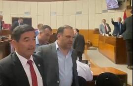 Enrique Riera y Carlos Núñez intercambian gritos en el Senado mientras Mario Varela se lleva al segundo para evitar un cruce más fuerte.