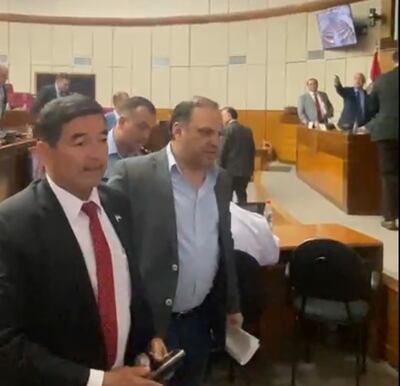 Enrique Riera y Carlos Núñez intercambian gritos en el Senado  mientras Mario Varela se lleva al segundo para evitar un cruce más fuerte.