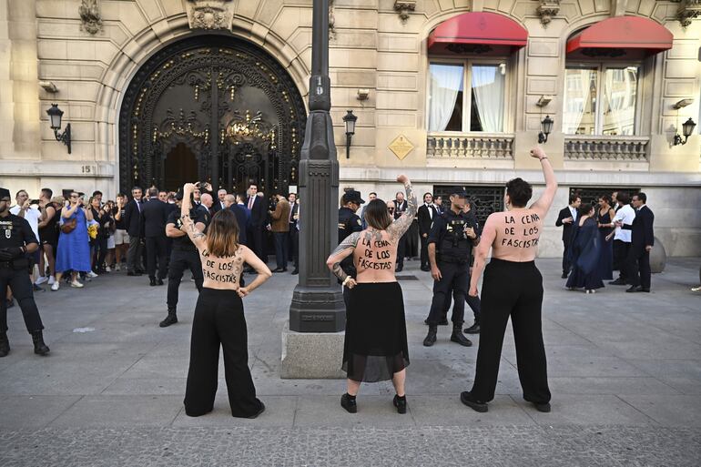 Activistas del movimiento FEMEN durante la protesta que han convocado hoy viernes en los exteriores del Casino de Madrid donde el presidente de Argentina, Javier Milei, recibe la Medalla Internacional de la Comunidad de Madrid.