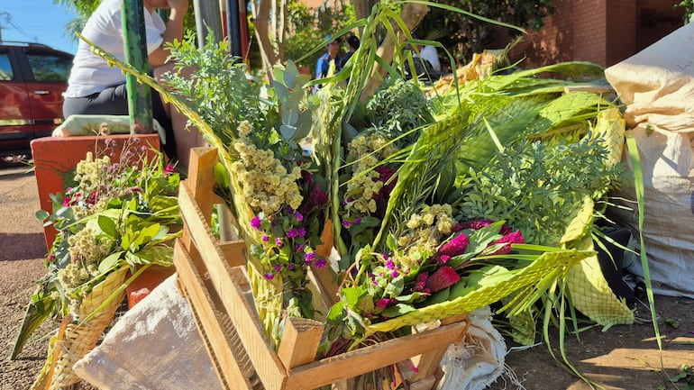 Ramos de palma con hierbas exhibidos para su venta en la Feria Municipal La Placita de Encarnación.