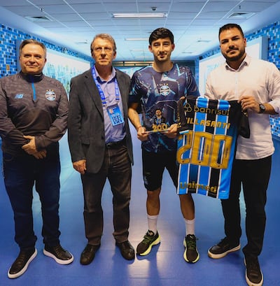 Mathías Adalberto Villasanti Rolón (24 de enero de 1997) llegó a 200 partidos en Gremio.