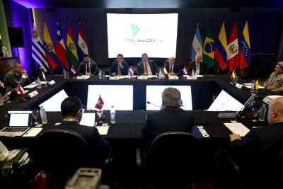 Personas participan en la apertura de la XXII Conferencia de la Asociación de Organismos Electorales de América del Sur este martes, en Asunción (Paraguay).