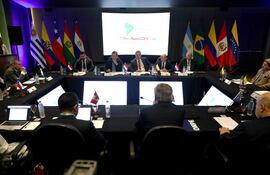 Personas participan en la apertura de la XXII Conferencia de la Asociación de Organismos Electorales de América del Sur este martes, en Asunción (Paraguay).