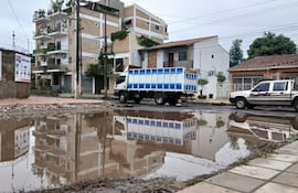 La calle Primer Poblador y 14 de Mayo, es un claro ejemplo de manera en que las autoridades postergan el aspecto de las calles. Este lugar se encuentra a pasos del Hospital General de San Lorenzo.
