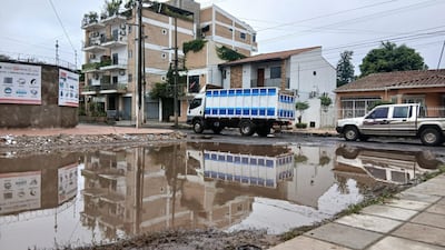 La calle Primer Poblador y 14 de Mayo, es un claro ejemplo de manera en que las autoridades postergan el aspecto de las calles. Este lugar se encuentra a pasos del Hospital General de San Lorenzo.