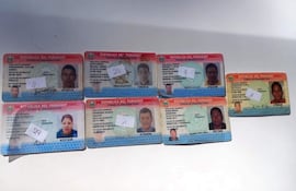 Seis cédulas de identidad civil paraguayas sobre una superficie clara, mostrando nombres y datos personales, en ambiente iluminado.