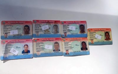 Seis cédulas de identidad civil paraguayas sobre una superficie clara, mostrando nombres y datos personales, en ambiente iluminado.