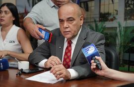 El presidente de la Cámara de Senadores, Basilio "Bachi" Núñez, en conferencia de prensa.