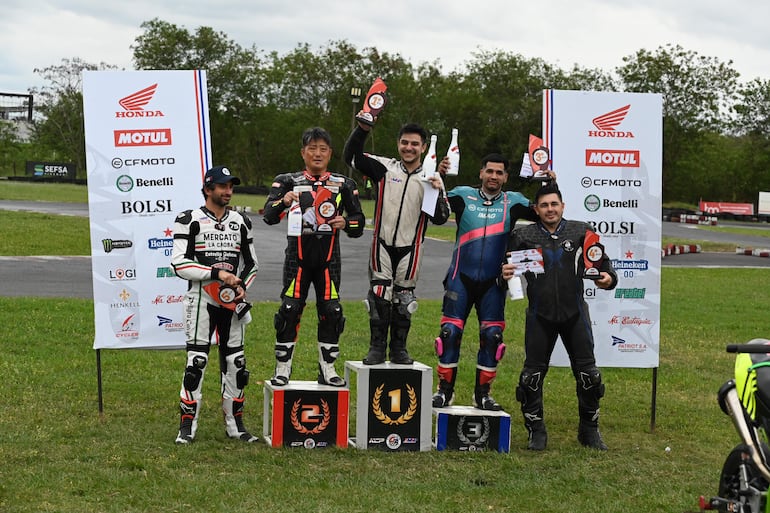 Alegría y muchas sonrisas se pudieron apreciar el sábado en el podio de la categoría GP Evo.