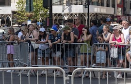 Seguidores de Taylor Swift, apodados 'Swifties', esperan bajo temperaturas de unos 40 grados centígrados con la esperanza de ver el mínimo detalle de la boda de su ídola con el jugador de fútbol americano Travis Kelce este viernes, en los alrededores del Madison Square Garden en Nueva York (Estados Unidos). EFE