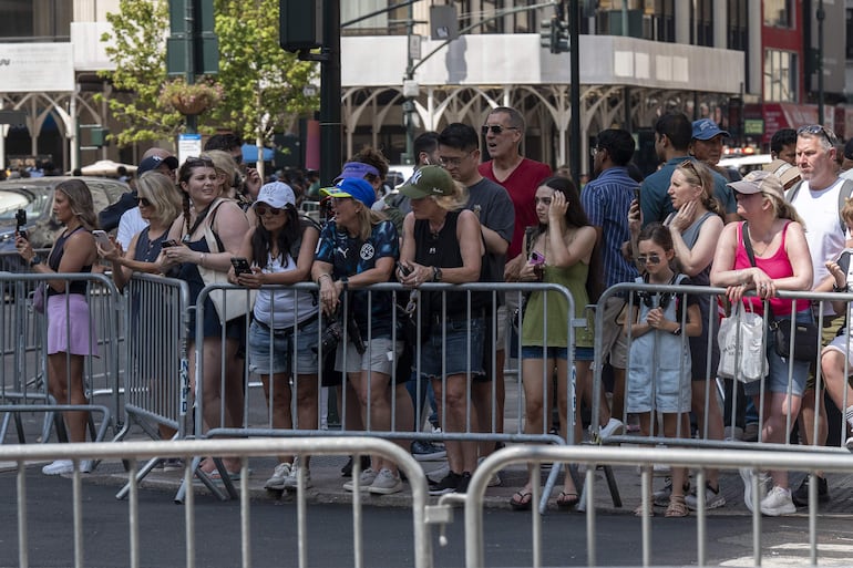 Los 'Swifties' rondan Nueva York a 40 grados por un mínimo atisbo de la boda del año - Gente