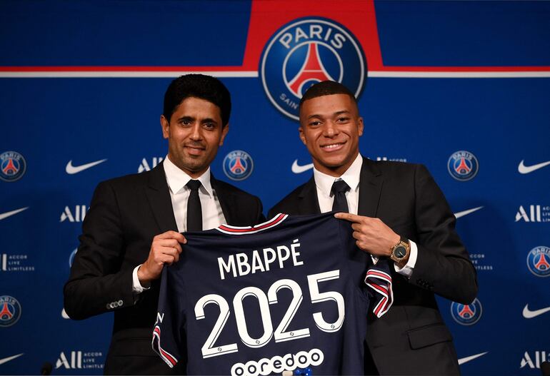El CEO del Paris Saint-Germain's, Nasser Al-Khelaifi (i) junto al francés Kylian Mbappe (d), una relación que no terminó bien.
